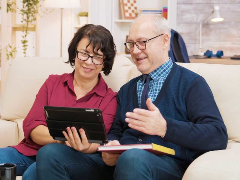 Pareja Tablet Sofa Casa